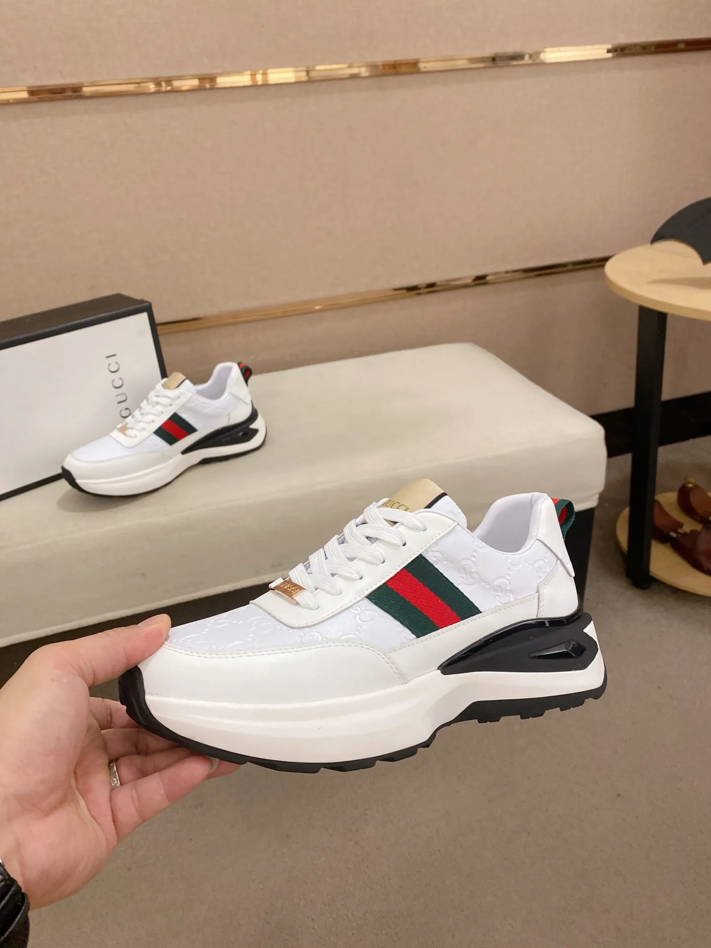 Men's shoes 💰 462💰The new GUCCI (Gucci) counters are launched simultaneously. The new men's shoes, 😘fabrics are selected from imported cowhide, and the lining is sheepskin lining. 👍🏿 High-end ☄️ air-cushion molded anti-slip rubber outsole, exquisite lines, simple and elegant, comfortable and high-end for leisure travel. Code number: 38 to 44 (45 can be customized and cannot be returned or exchanged)